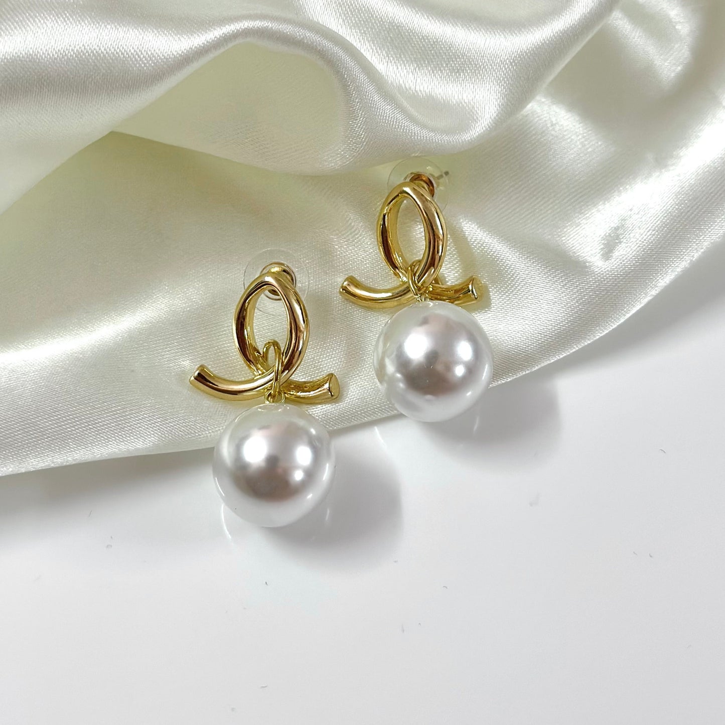 Pearl vogue earrings