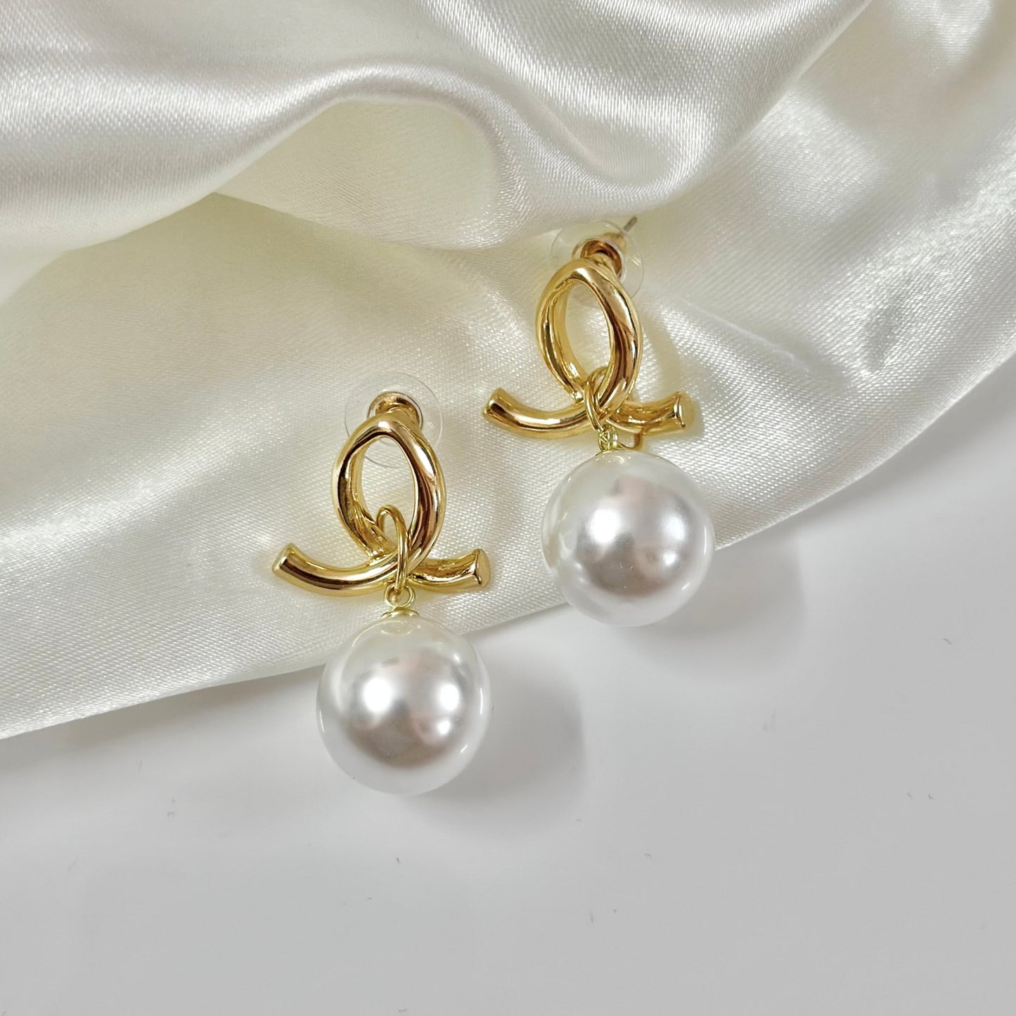 Pearl vogue earrings