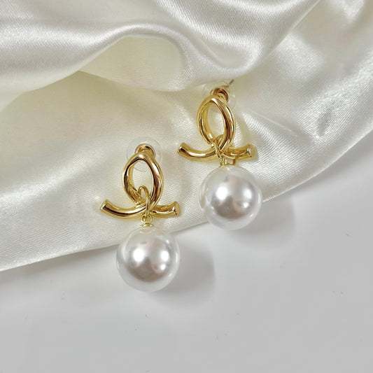 Pearl vogue earrings